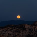 Luna llena amaneciendo sobre el Barranco de Gebas en Alhama, Murcia