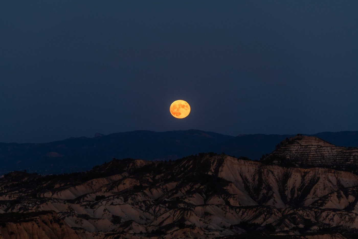 Luna llena amaneciendo sobre el Barranco de Gebas en Alhama, Murcia